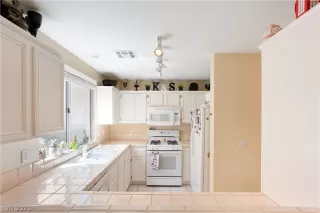 Photo #3: 2322322 Listing