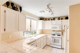 Photo #4: 2322322 Listing