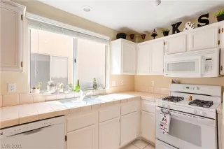 Photo #5: 2322322 Listing