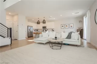 Photo #4: 2322426 Listing