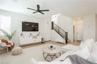 Photo #5: 2322426 Listing