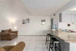 Photo #4: 2322492 Listing