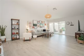 Photo #6: 2322800 Listing