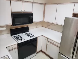 Photo #6: 2322812 Listing