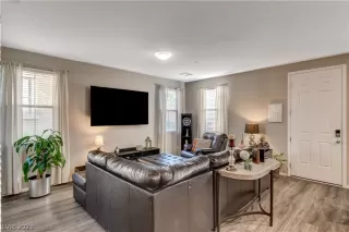 Photo #5: 2322912 Listing 