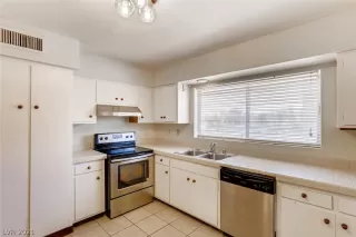 Photo #5: 2322914 Listing