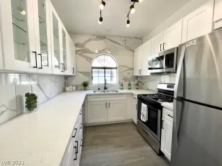 Photo #3: 2322941 Listing