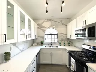 Photo #4: 2322941 Listing