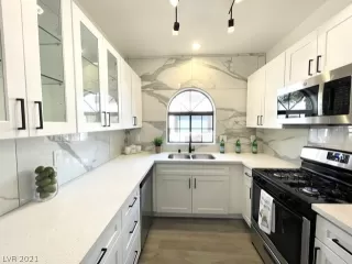 Photo #5: 2322941 Listing