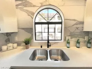 Photo #6: 2322941 Listing