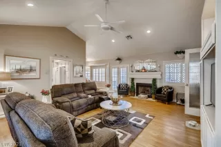 Photo #3: 2323704 Listing