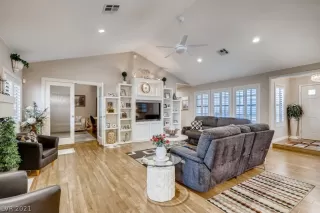 Photo #4: 2323704 Listing