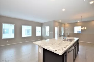 Photo #4: 2323840 Listing