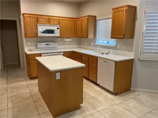 Photo #2: 2323842 Listing 