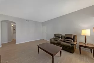 Photo #5: 2323940 Listing 