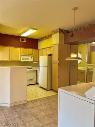 Photo #3: 2323952 Listing