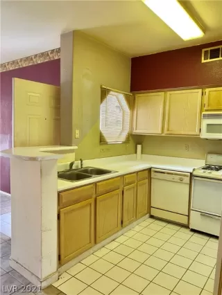 Photo #4: 2323952 Listing