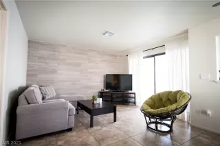 Photo #2: 2323971 Listing