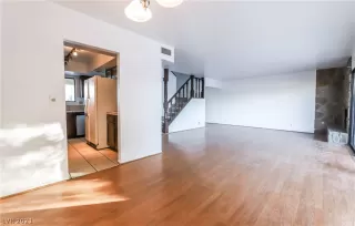 Photo #5: 2324013 Listing