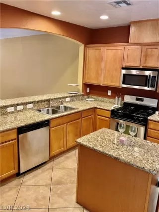 Photo #4: 2324020 Listing