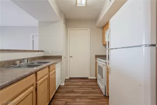 Photo #3: 2324069 Listing
