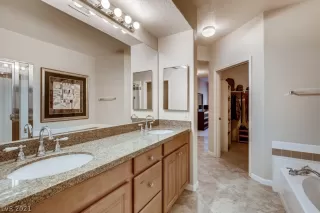 Photo #5: 2324121 Listing 