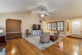 Photo #5: 2324237 Listing