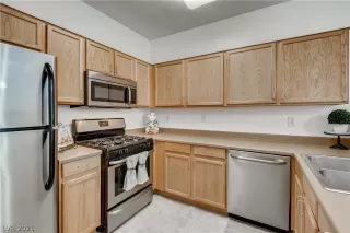 Photo #5: 2324282 Listing 