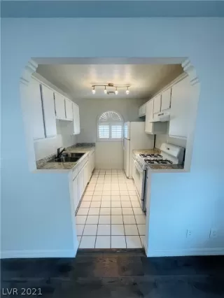 Photo #6: 2324308 Listing