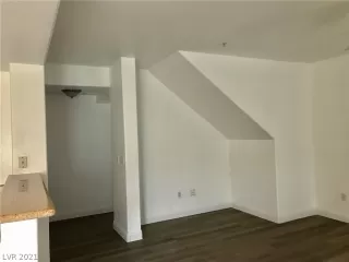 Photo #3: 2324416 Listing