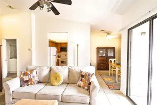 Photo #4: 2324438 Listing