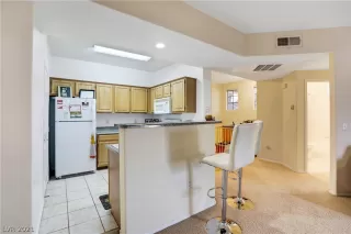 Photo #6: 2324498 Listing