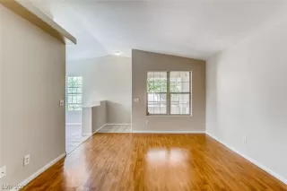 Photo #6: 2324631 Listing