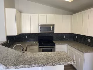 Photo #4: 2324676 Listing