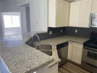 Photo #5: 2324676 Listing