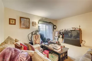 Photo #6: 2324807 Listing