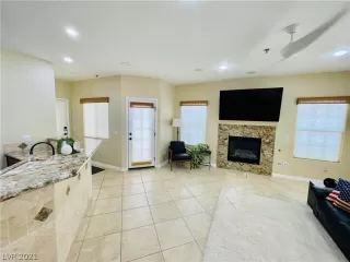 Photo #3: 2324892 Listing