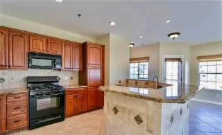 Photo #4: 2324892 Listing