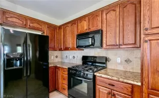 Photo #5: 2324892 Listing