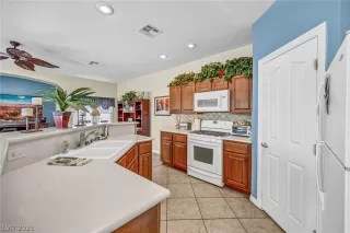 Photo #5: 2324895 Listing