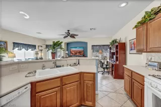 Photo #6: 2324895 Listing