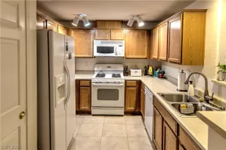 Photo #6: 2325002 Listing