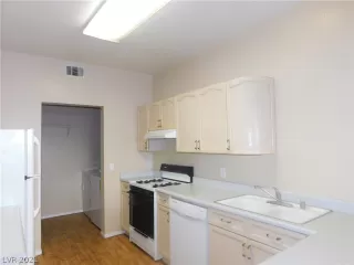 Photo #4: 2325054 Listing 