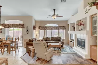 Photo #4: 2325092 Listing