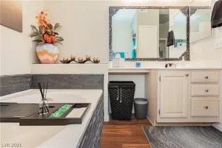 Photo #2: 2325162 Listing