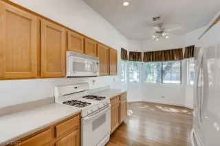 Photo #4: 2325340 Listing