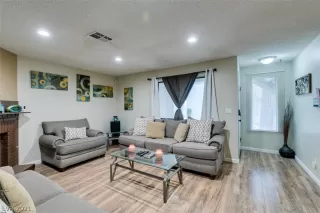 Photo #4: 2325406 Listing