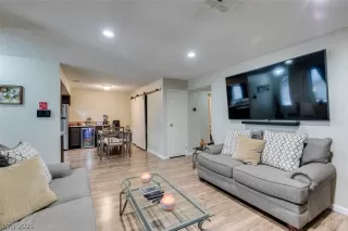 Photo #6: 2325406 Listing