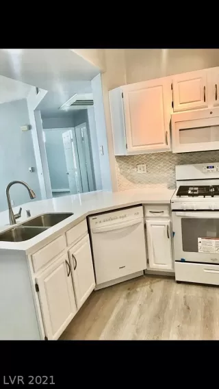 Photo #3: 2325455 Listing 