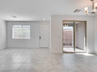 Photo #4: 2325456 Listing